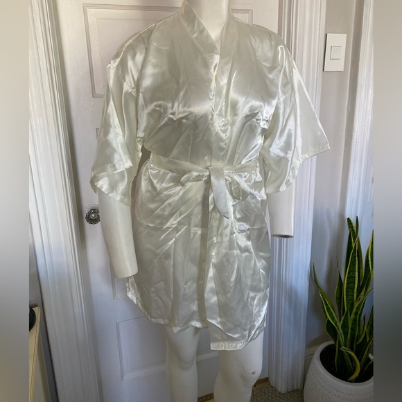 WHITE SILKY BRIDE ROBE WITH GOLD LETTERING ON THE BACK OS - Picture 6 of 6